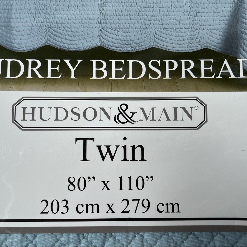Hudson Jeans Blue Quilted Bedspread with Textured Design - Picture 3 of 7
